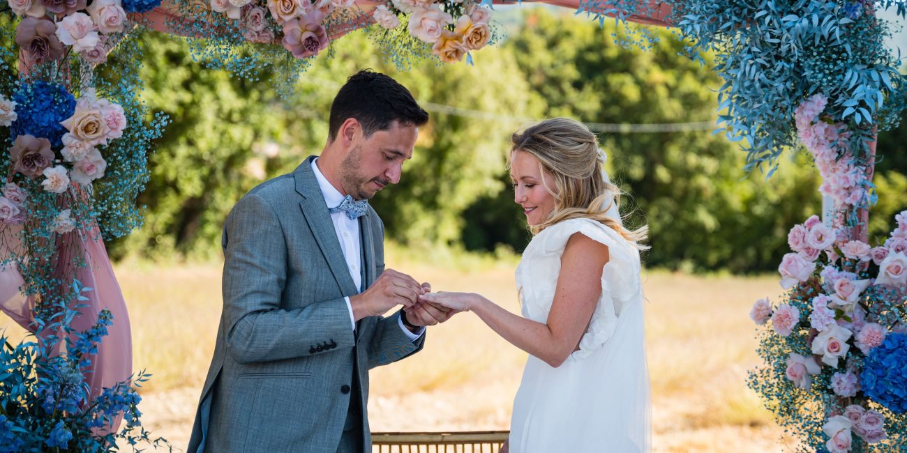 Echange des alliances des mariés lors de la cérémonie laïque