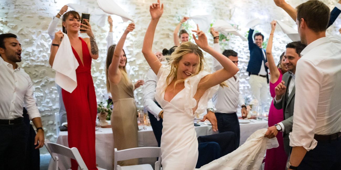 Ambiance festive pour l'entrée des mariés lors d’un mariage en Provence par AS Evénementiel