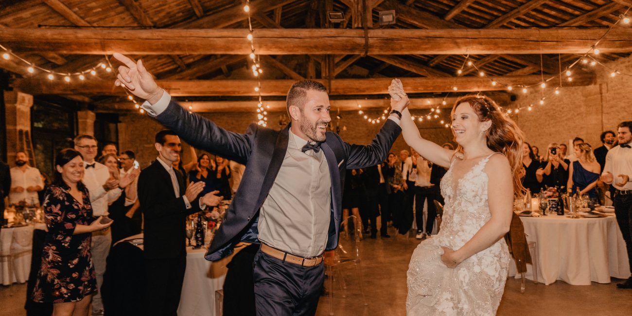 Ambiance festive sur le dancefloor pour l'entrée des mariés lors d’un mariage en Provence par AS Evénementiel