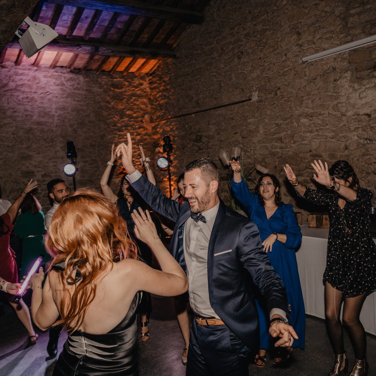 Ambiance festive sur le dancefloor lors d’un mariage en Provence par AS Evénementiel
