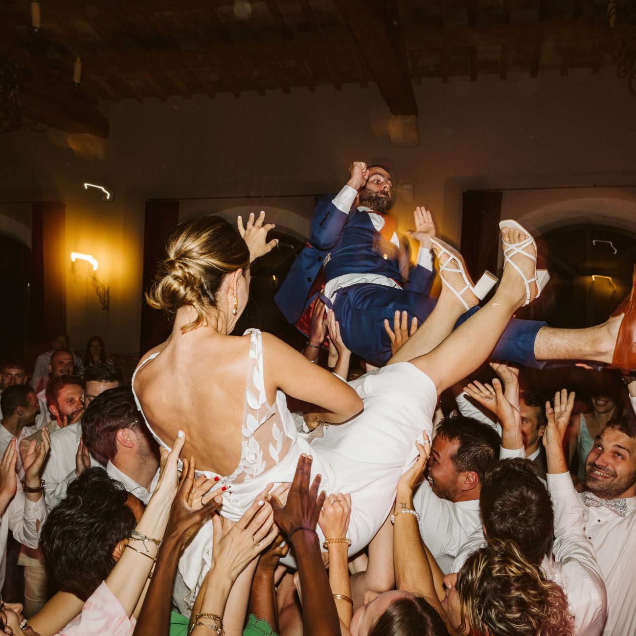 Ambiance festive avec les mariés sur le dancefloor lors d’un mariage en Provence par AS Evénementiel