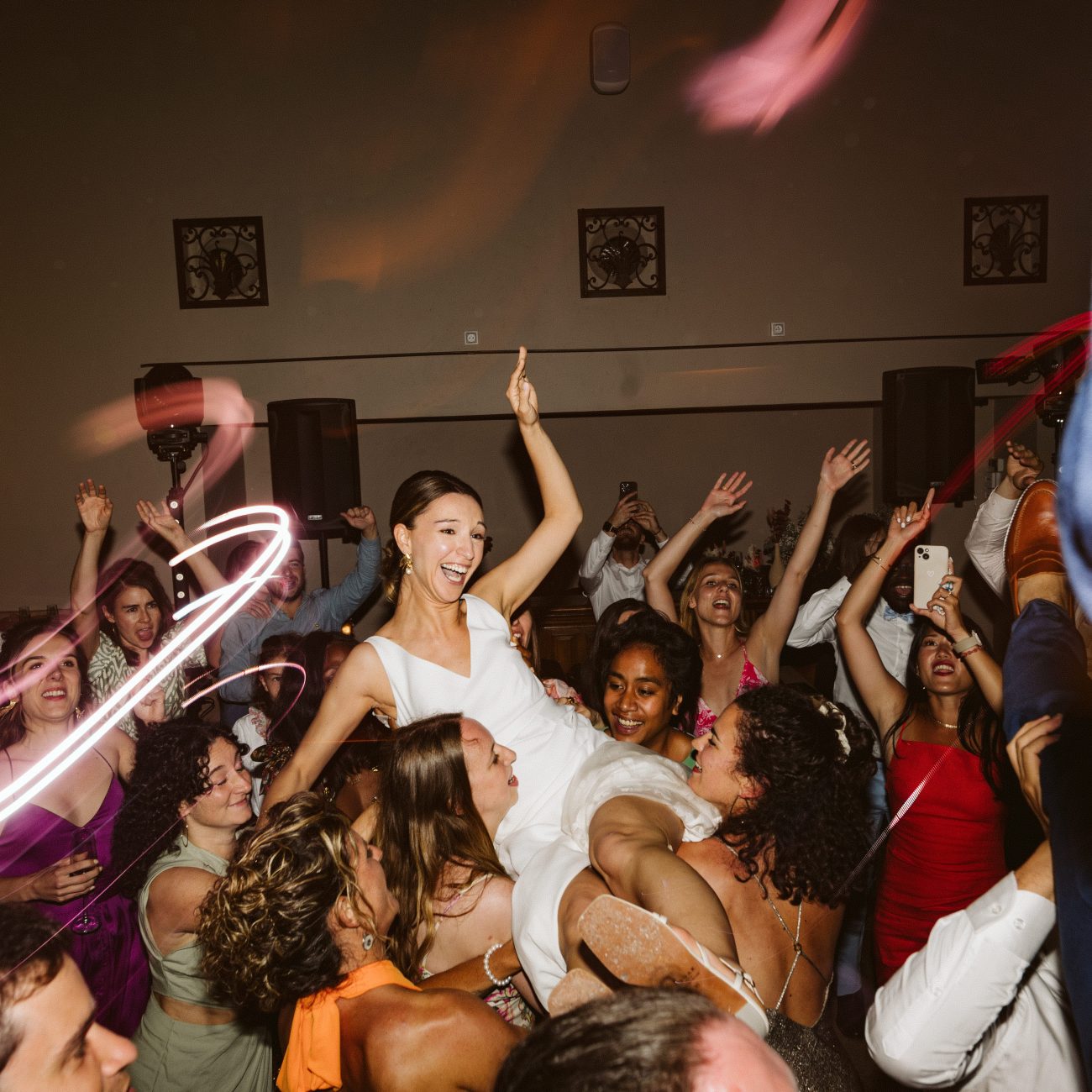 Ambiance festive sur le dancefloor lors d’un mariage en Provence par AS Evénementiel