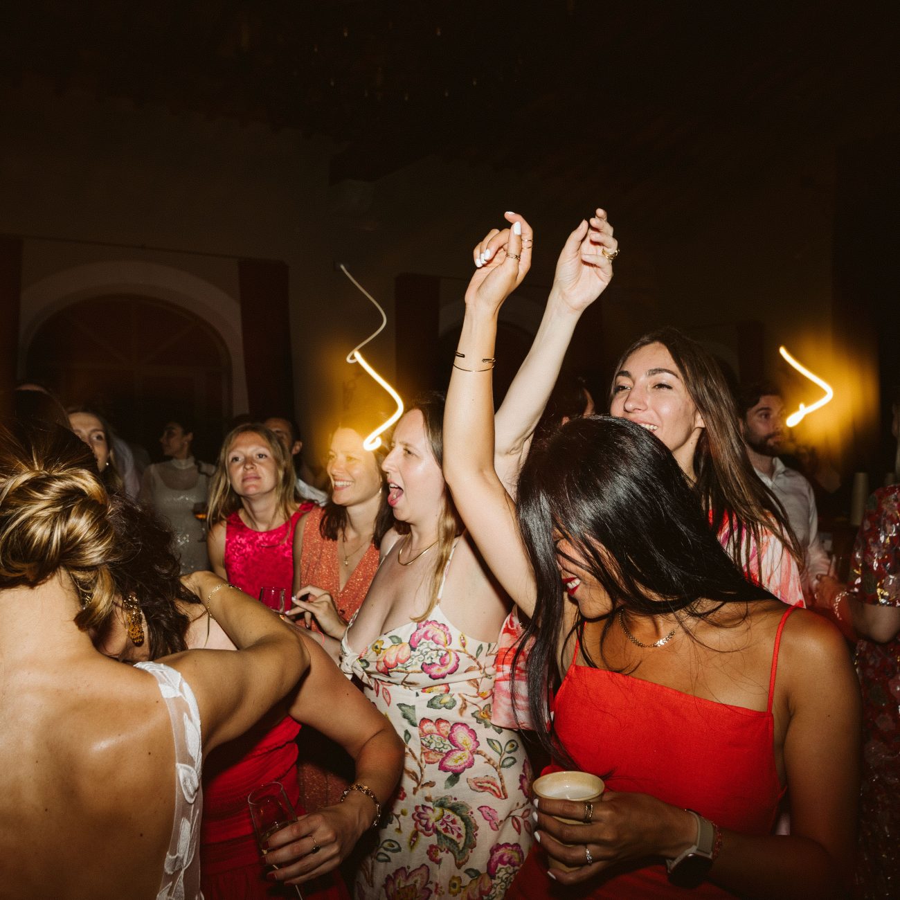 Invités en train de danser sous les lumières d’un DJ en Provence