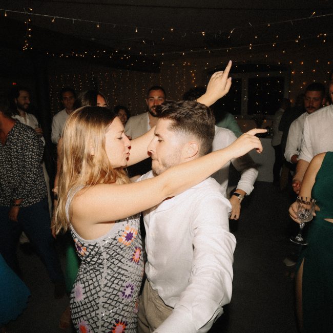 Ambiance festive sur le dancefloor lors d’un mariage en Provence par AS Evénementiel
