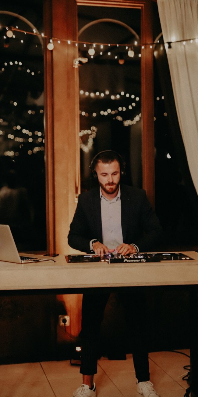 Alexandre aux platines pendant une soirée de mariage