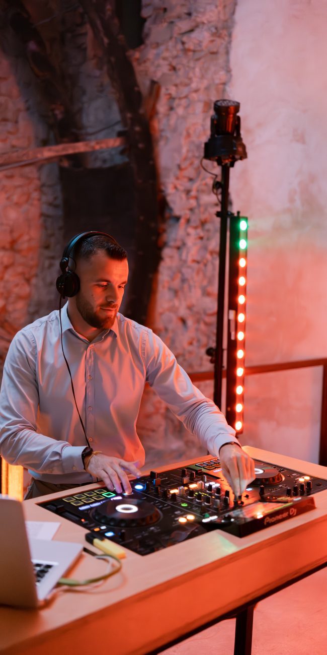 DJ professionnel mixant en live pour un mariage en Provence
