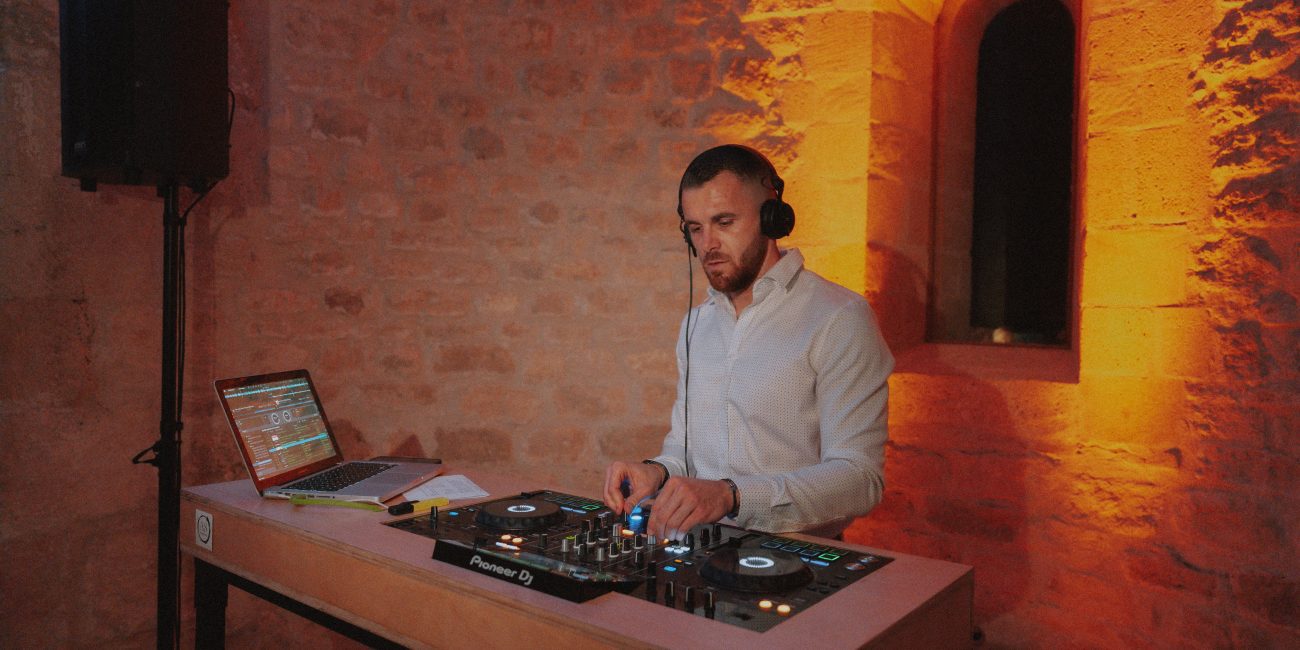 DJ professionnel mixant en live pour un mariage en Provence