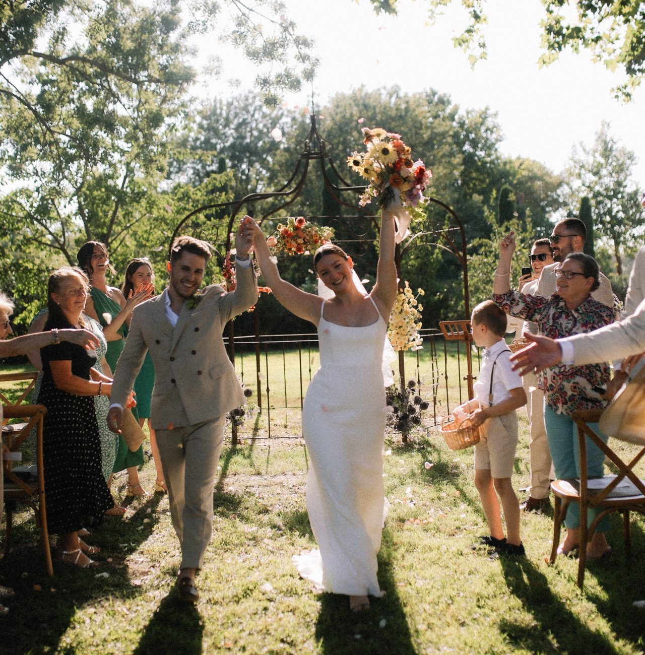 Sortie de cérémonie laïque d'un mariage avec fond musical personnalisé