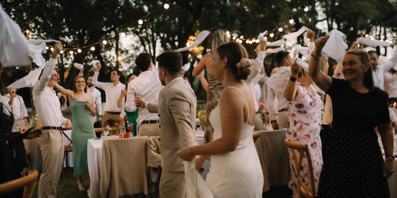 Ambiance festive pour l'entrée des mariés lors d’un mariage en Provence par AS Evénementiel