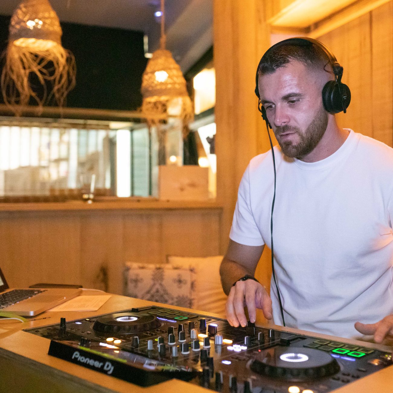 DJ professionnel mixant en live pour un événement privé