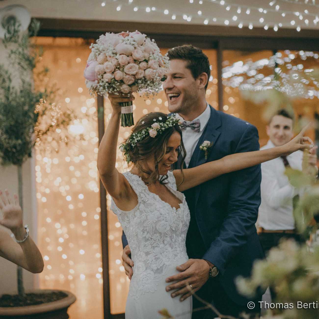 Entrée des mariés pour le diner lors d'un mariage en Provence