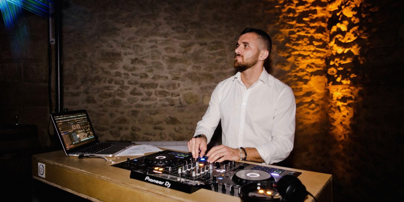 DJ professionnel mixant en live pour un événement privé