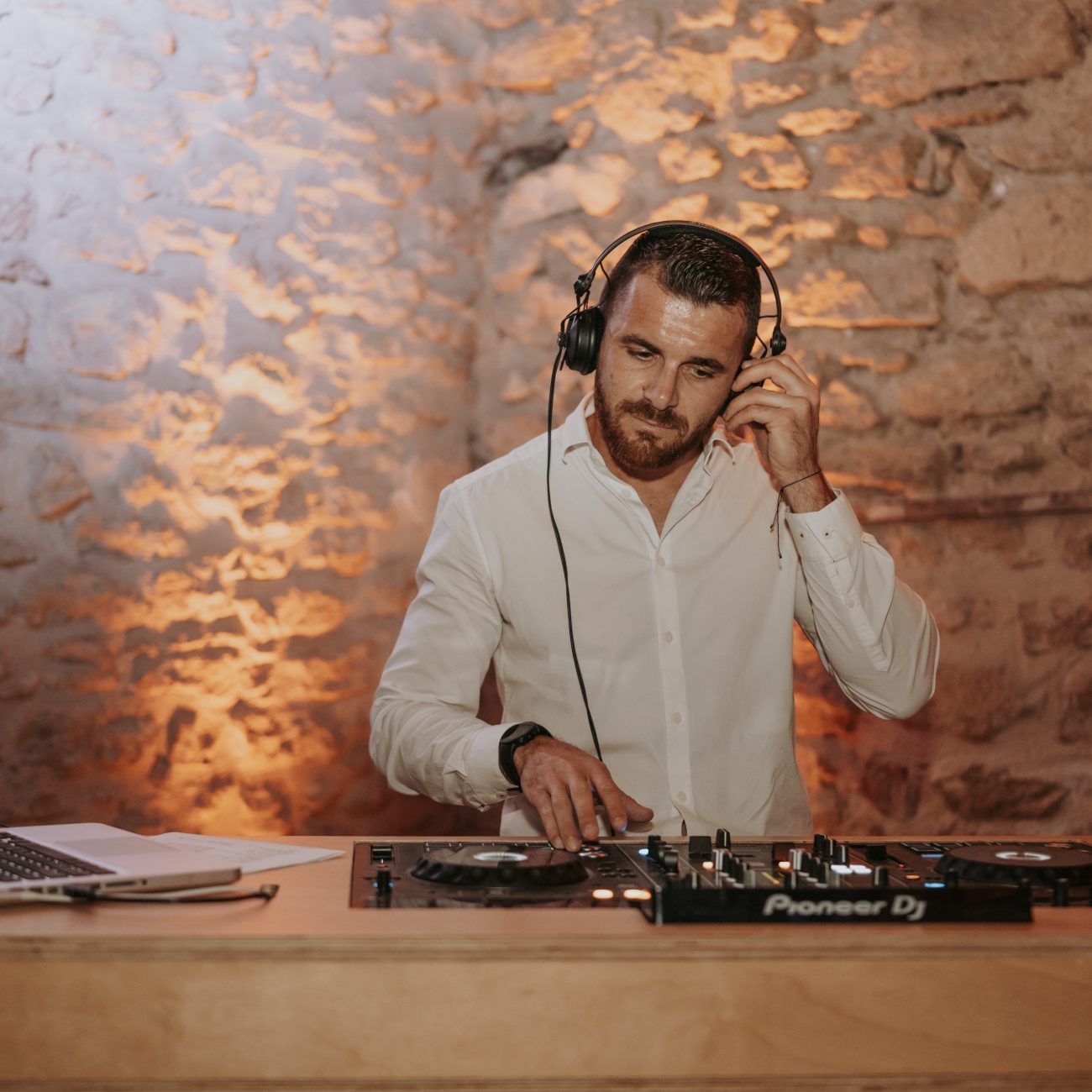 DJ professionnel mixant en live pour un événement privé