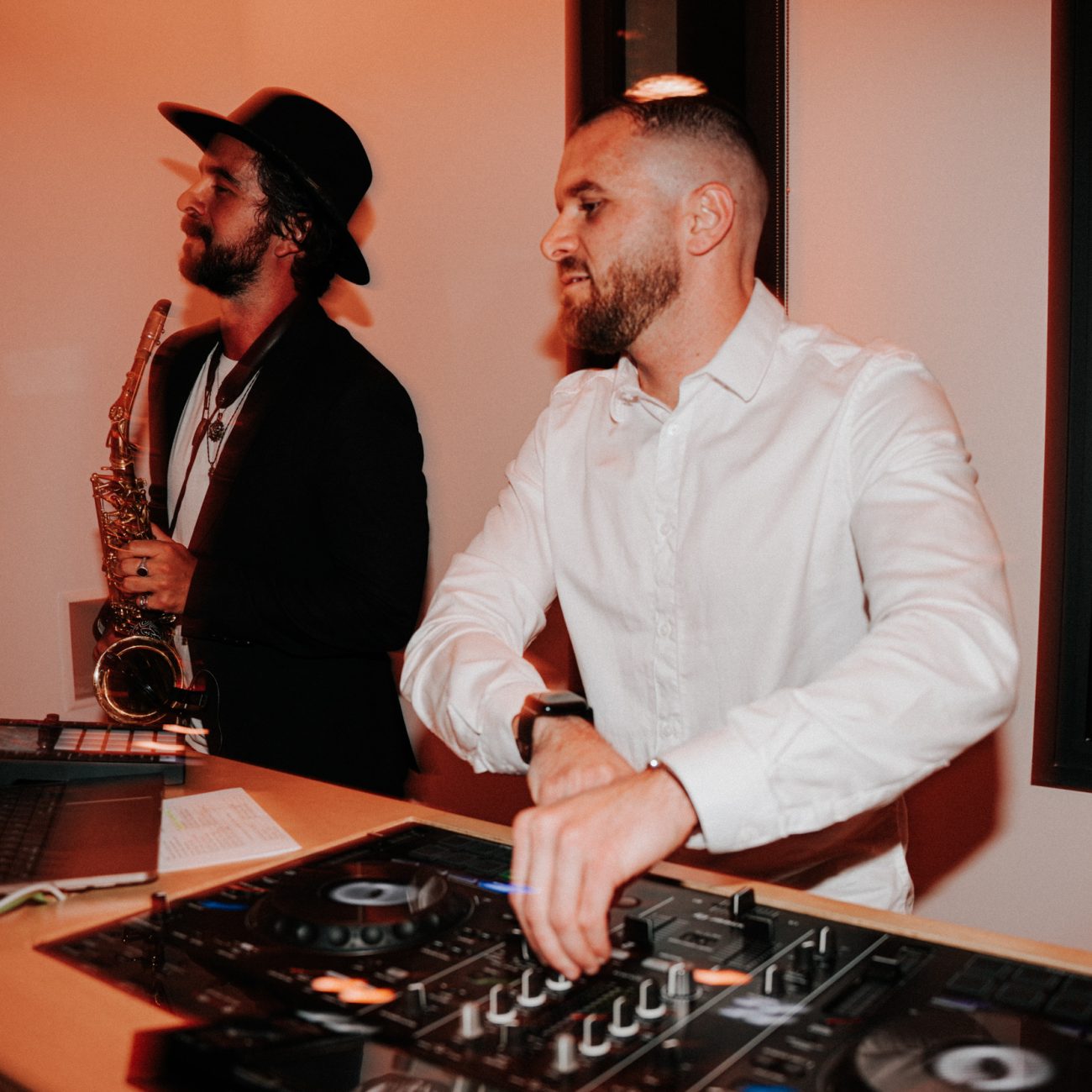 Duo saxophone et DJ lors d'un mariage en Provence