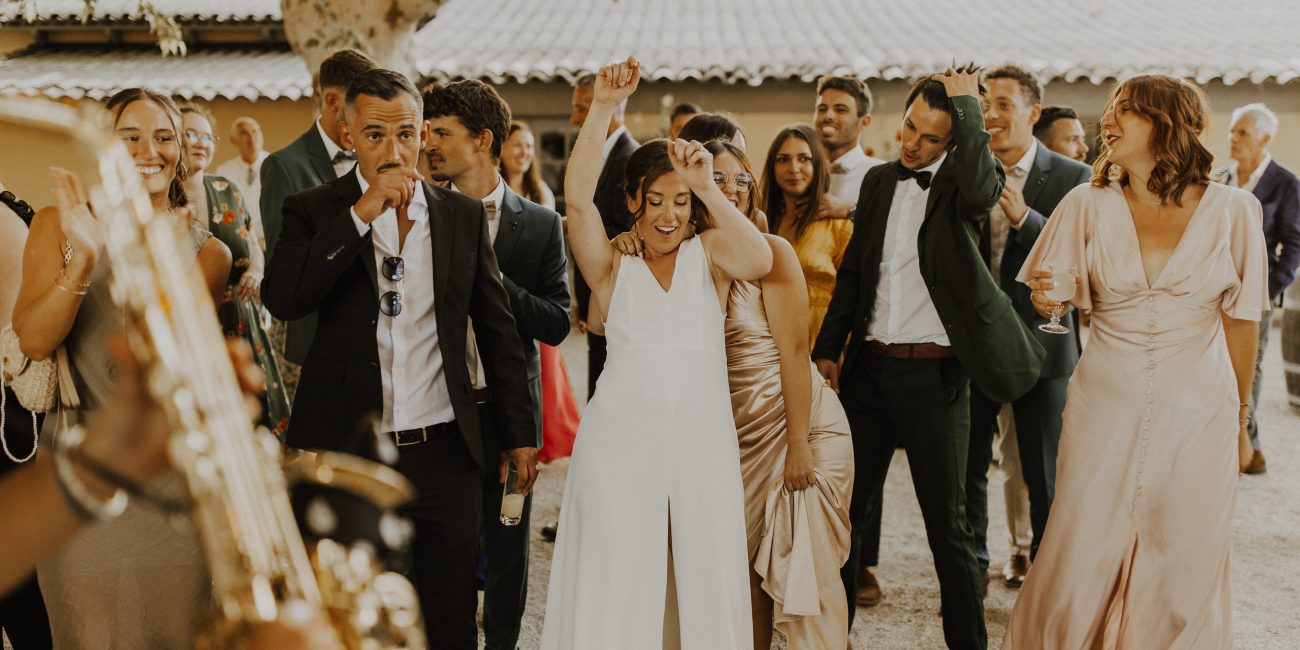 Cocktail mariage en extérieur avec saxophoniste live et DJ