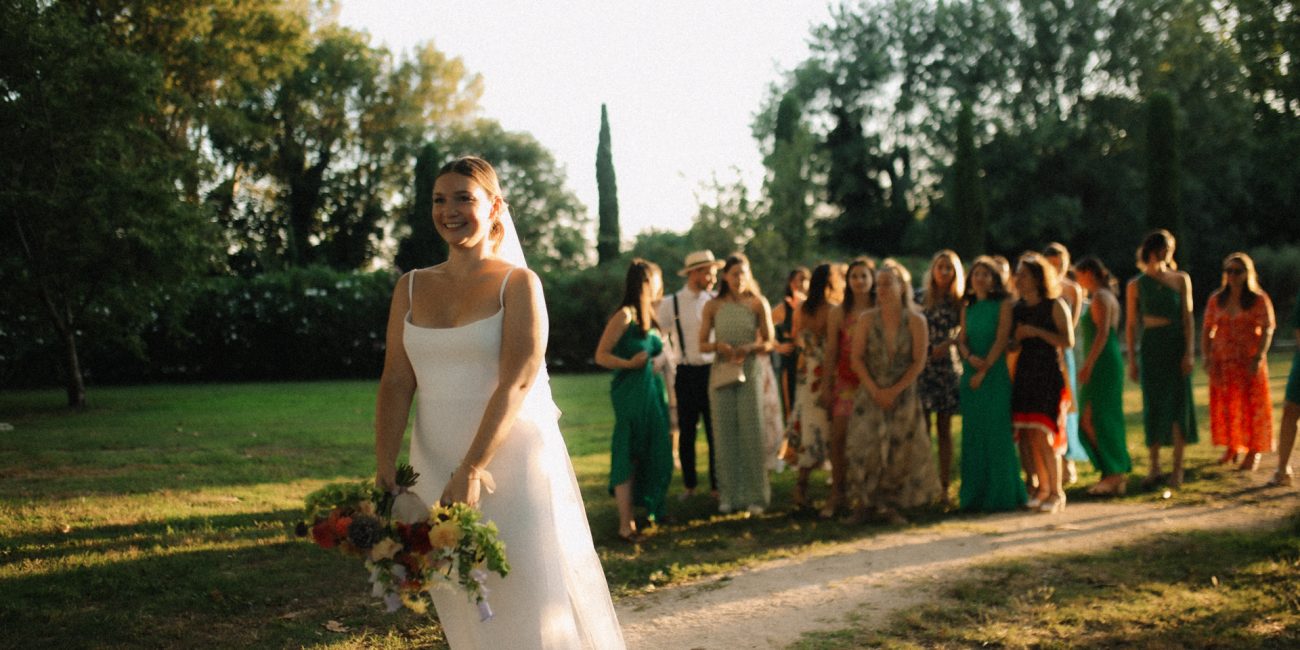 Lancer de bouquet de la mariée lors d'un mariage en extérieur