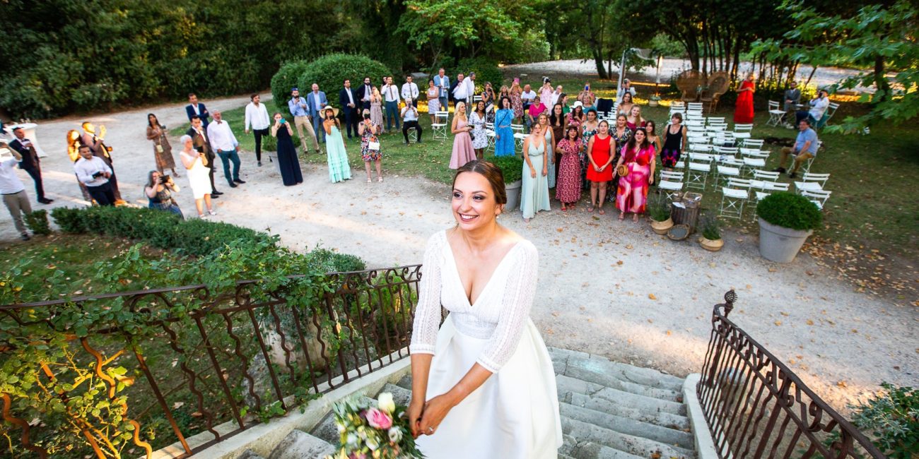 Lancer de bouquet de la mariée lors d'un mariage dans les Bouches-du-Rhône