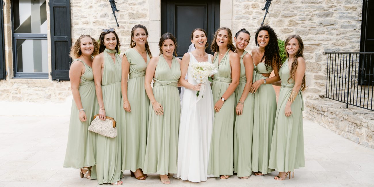 Lancer de bouquet de la mariée lors d'un mariage en extérieur