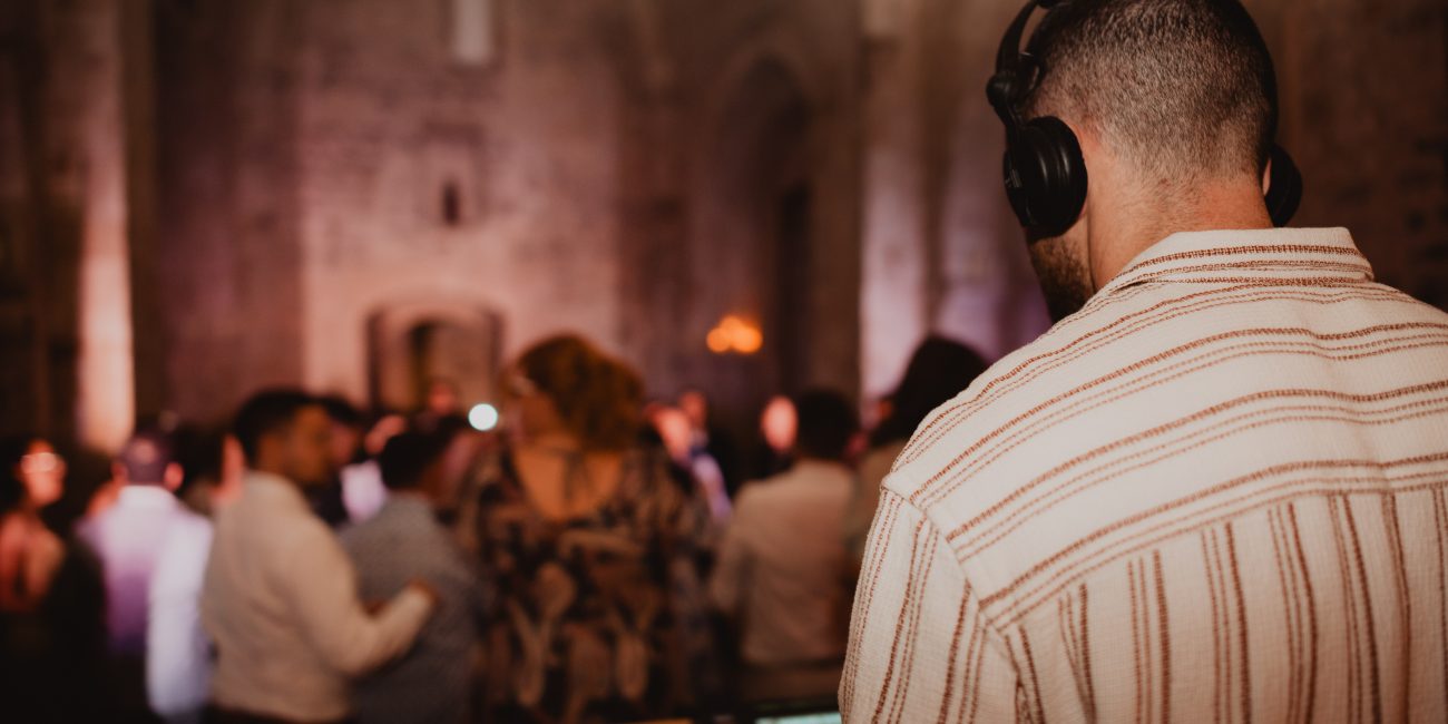 Ambiance festive sur le dancefloor lors d’un mariage en Provence par AS Evénementiel