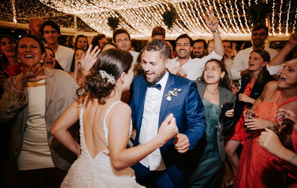 Ambiance festive sur le dancefloor lors d’un mariage en Provence par AS Evénementiel