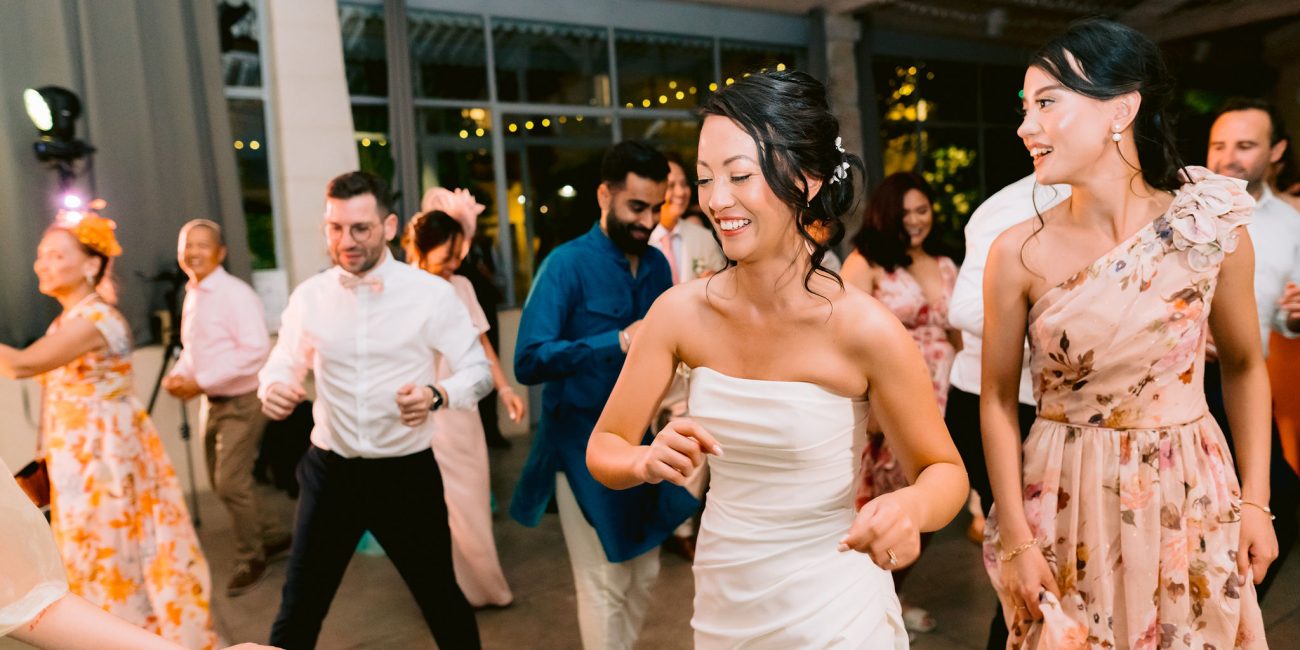 Ambiance festive sur le dancefloor lors d’un mariage en Provence par AS Evénementiel