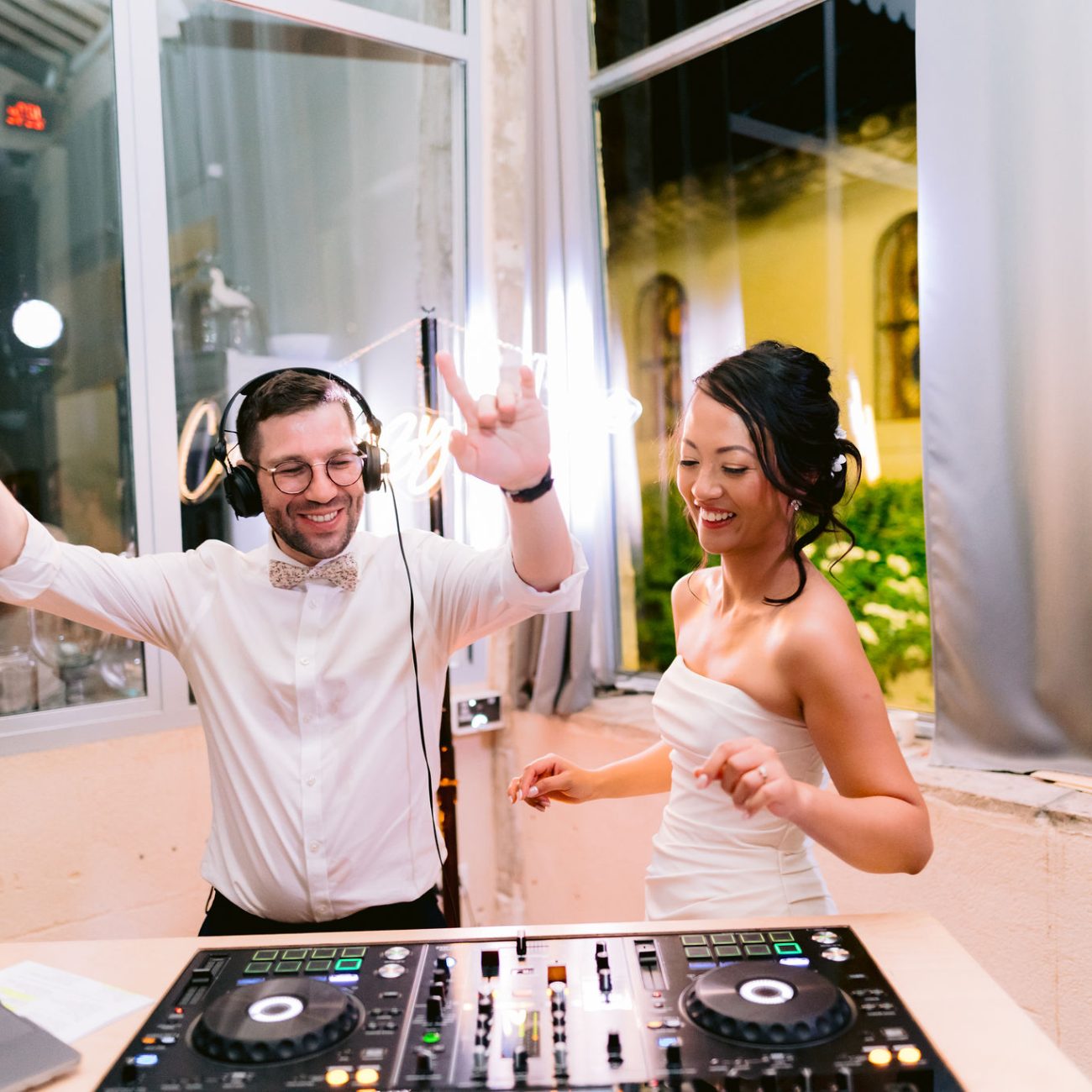 Bride and groom in the mix lors d'un mariage en Provence