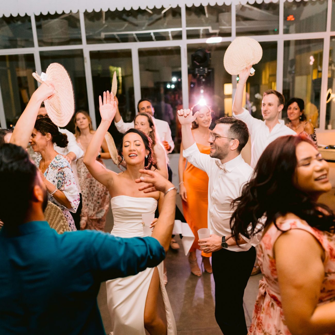 Ambiance festive sur le dancefloor lors d’un mariage en Provence par AS Evénementiel