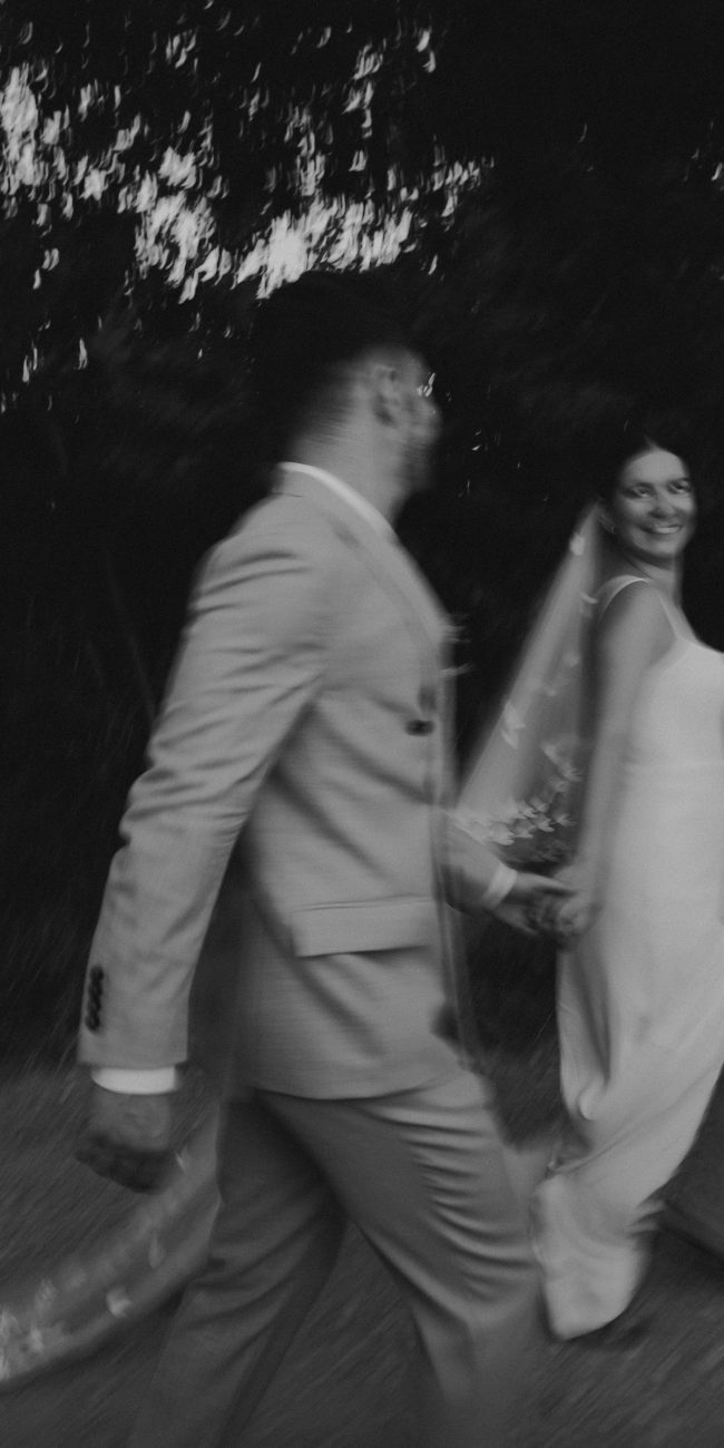 Séance photo couple lors d'un mariage en Provence – lumière dorée du coucher de soleil, ambiance romantique et naturelle