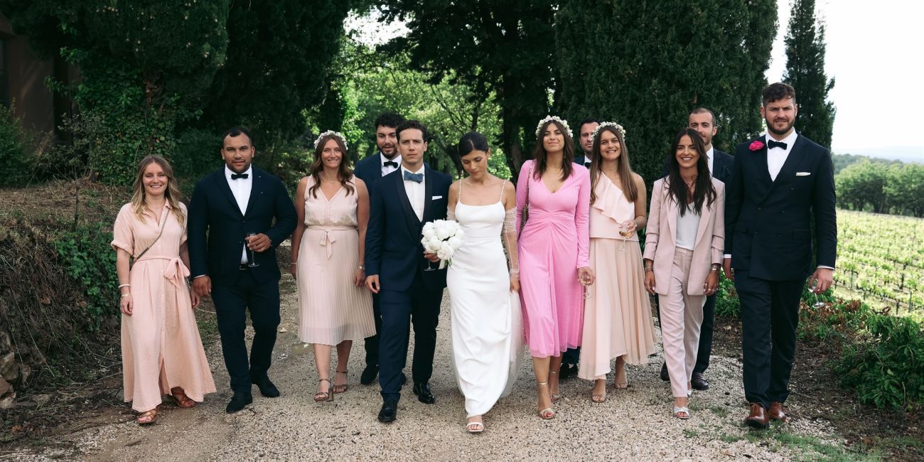 Arrivée des mariés accompagné de leurs témoins lors d'un mariage en Provence au Château Grand Boise à Trets