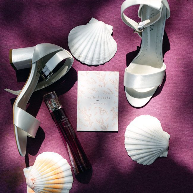 Séance photo des objets et chaussures de la mariée lors d'un mariage en Provence