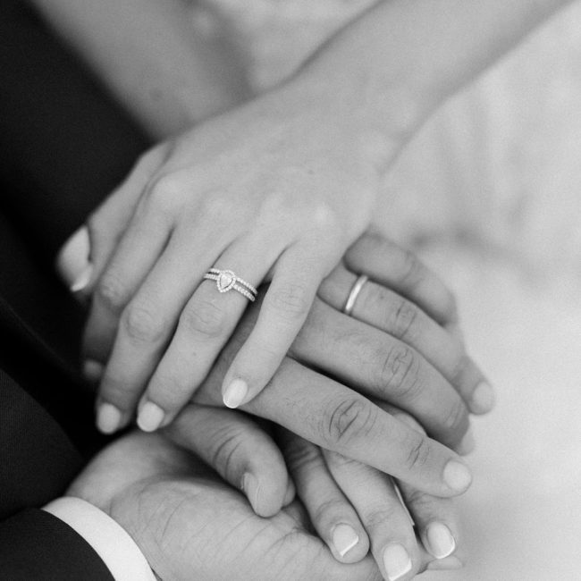 Séance photo couple avec leurs alliances lors d'un mariage en Provence