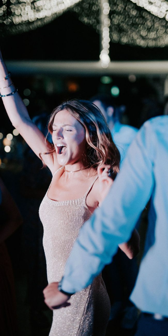 Ambiance festive sur le dancefloor lors d’un mariage en Provence par AS Evénementiel