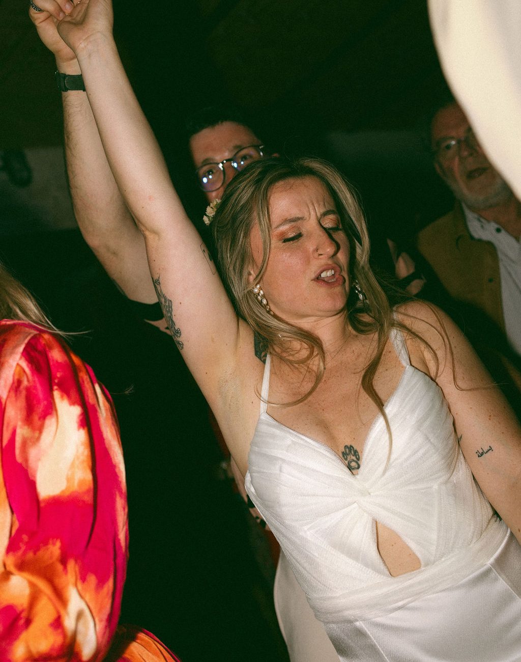 Ambiance festive sur le dancefloor lors d’un mariage en Provence par AS Evénementiel