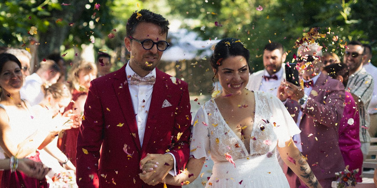 Sortie des mariés lors d'une cérémonie laïque avec musique personnalisée