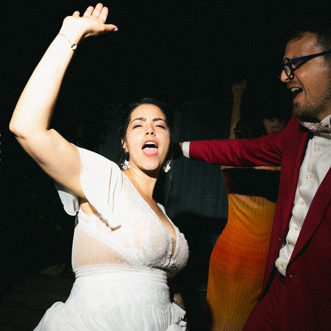 Ambiance festive sur le dancefloor avec les mariés, lors d’un mariage en Provence par AS Evénementiel
