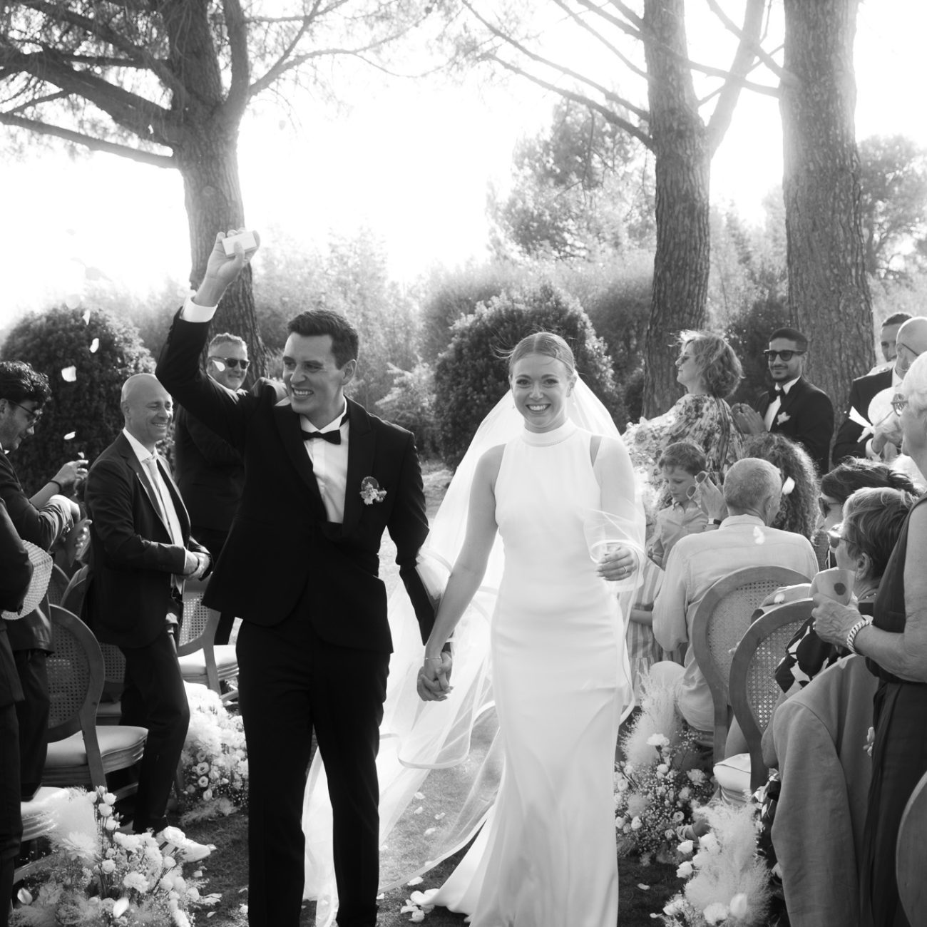 Sortie des mariés lors d'une cérémonie laïque avec musique personnalisée