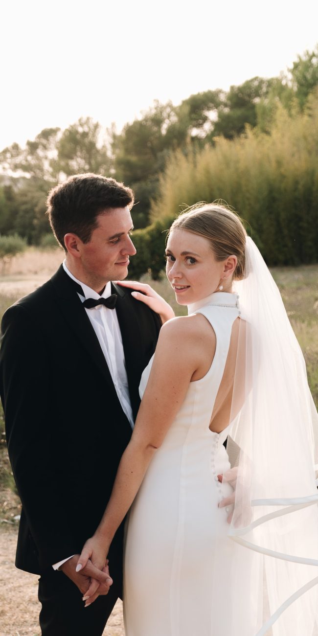 Séance photo couple lors d'un mariage en Provence au Mas de la Rose à Orgon