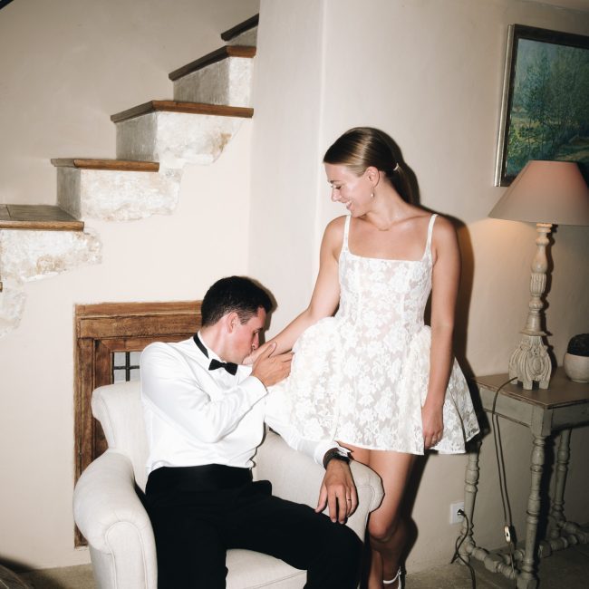 Séance photo couple lors d'un mariage en Provence au Mas de la Rose à Orgon