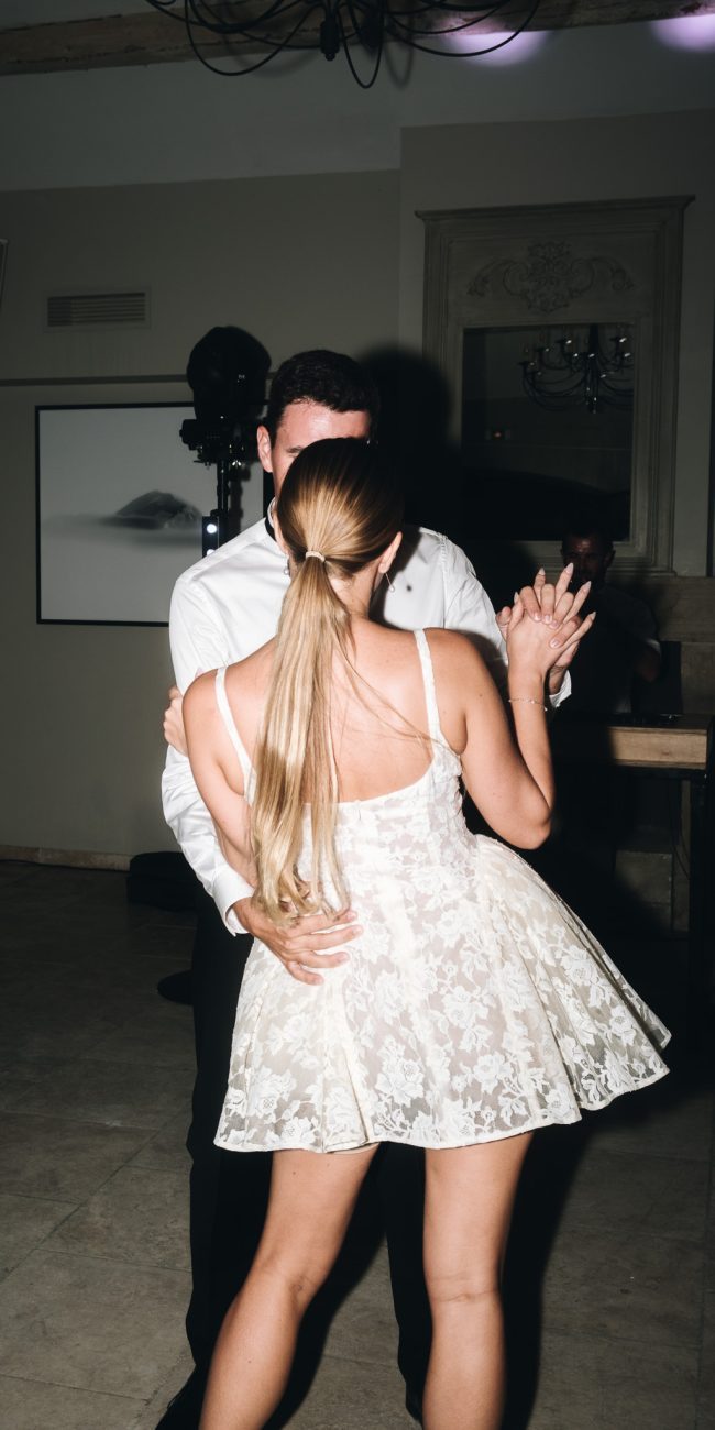 Ambiance festive sur le dancefloor avec les mariés, lors d’un mariage en Provence par AS Evénementiel