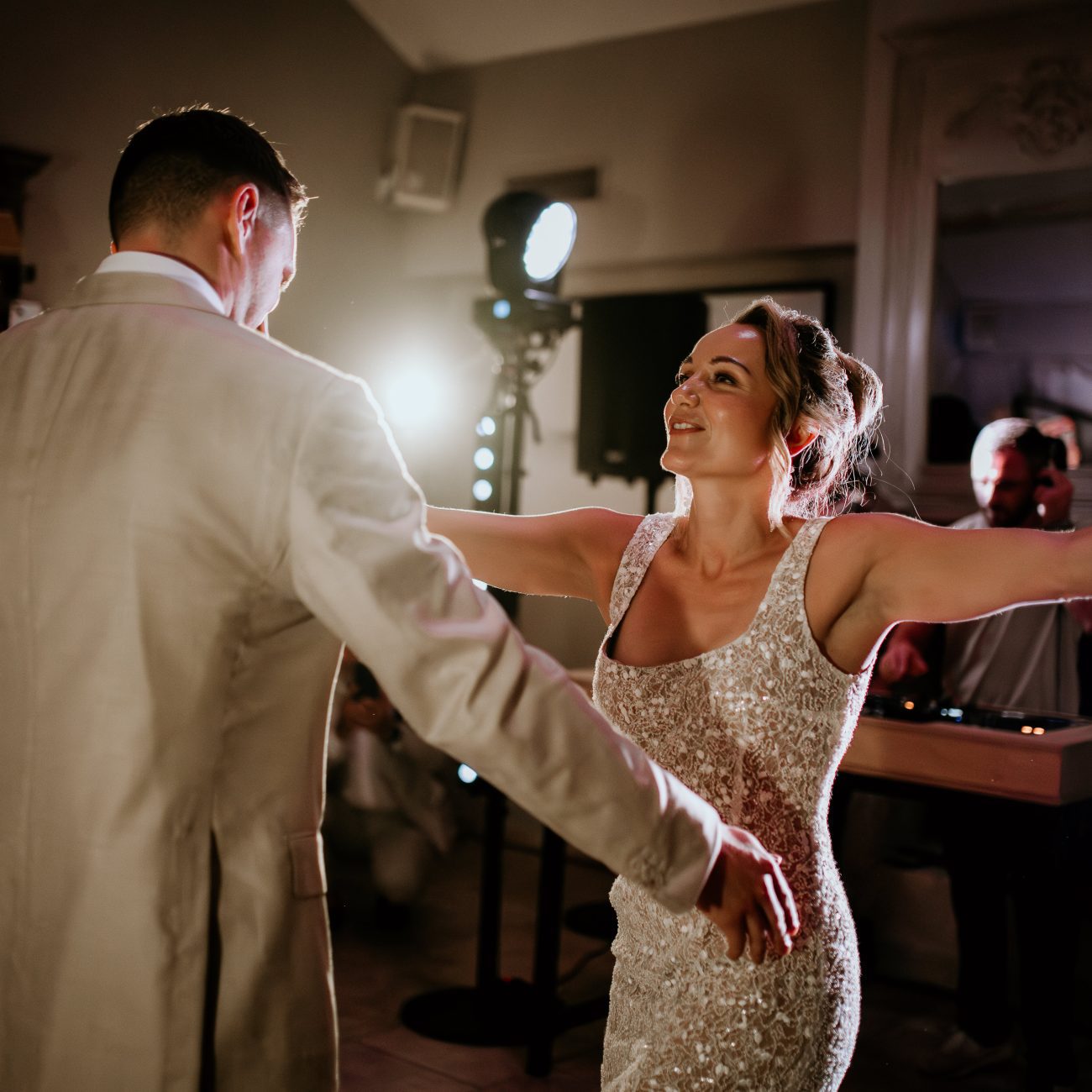 Ambiance festive des mariés sur le dancefloor, lors d’un mariage international en Provence par AS Evénementiel