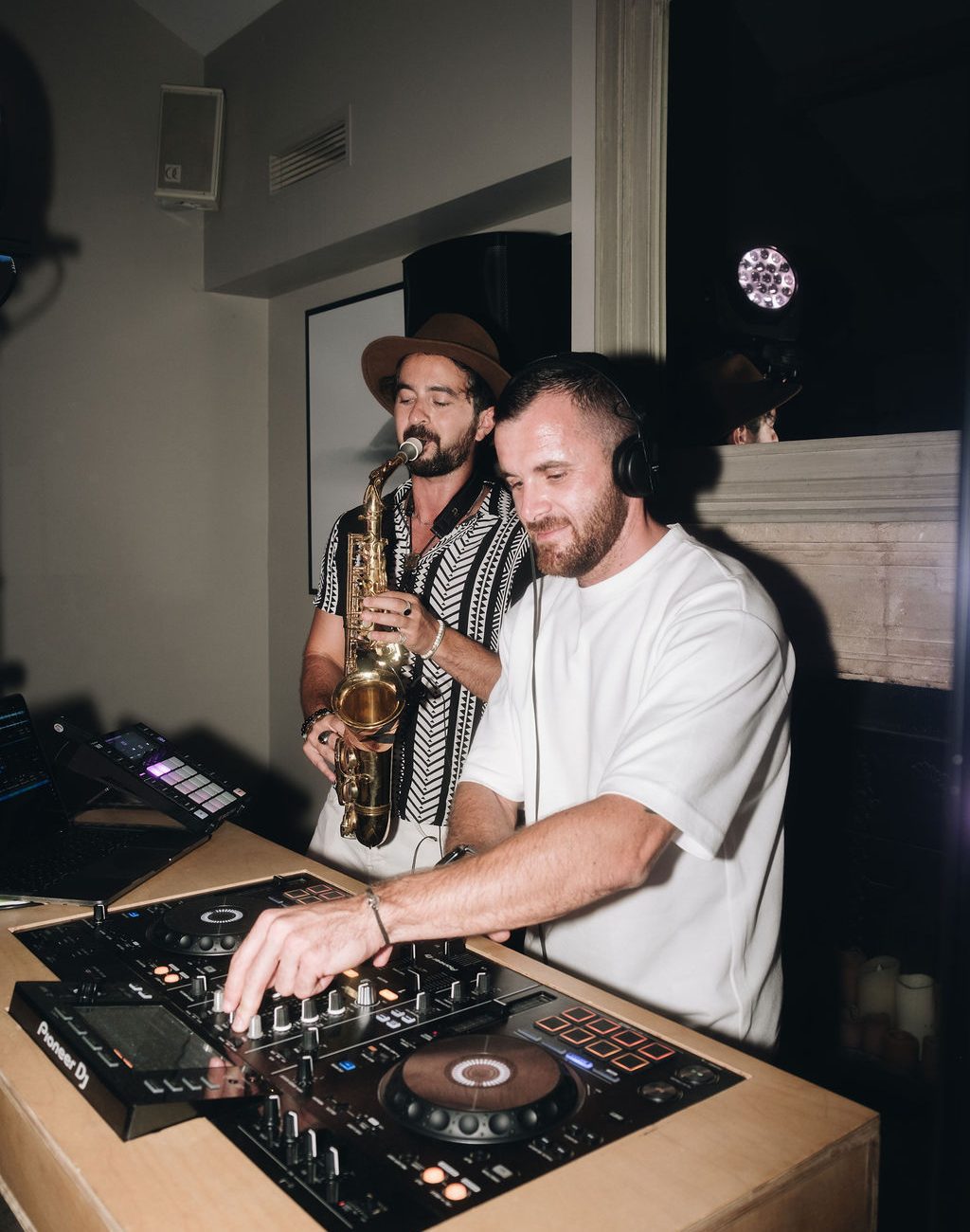 Soirée mariage en duo avec saxophoniste live et DJ set en Provence