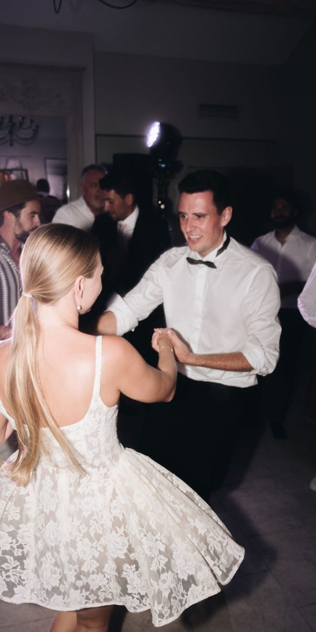 Ambiance festive sur le dancefloor avec les mariés, lors d’un mariage en Provence par AS Evénementiel
