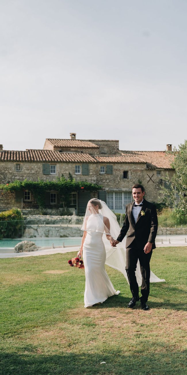 Arrivée des mariés lors d'une cérémonie laïque avec musique personnalisée