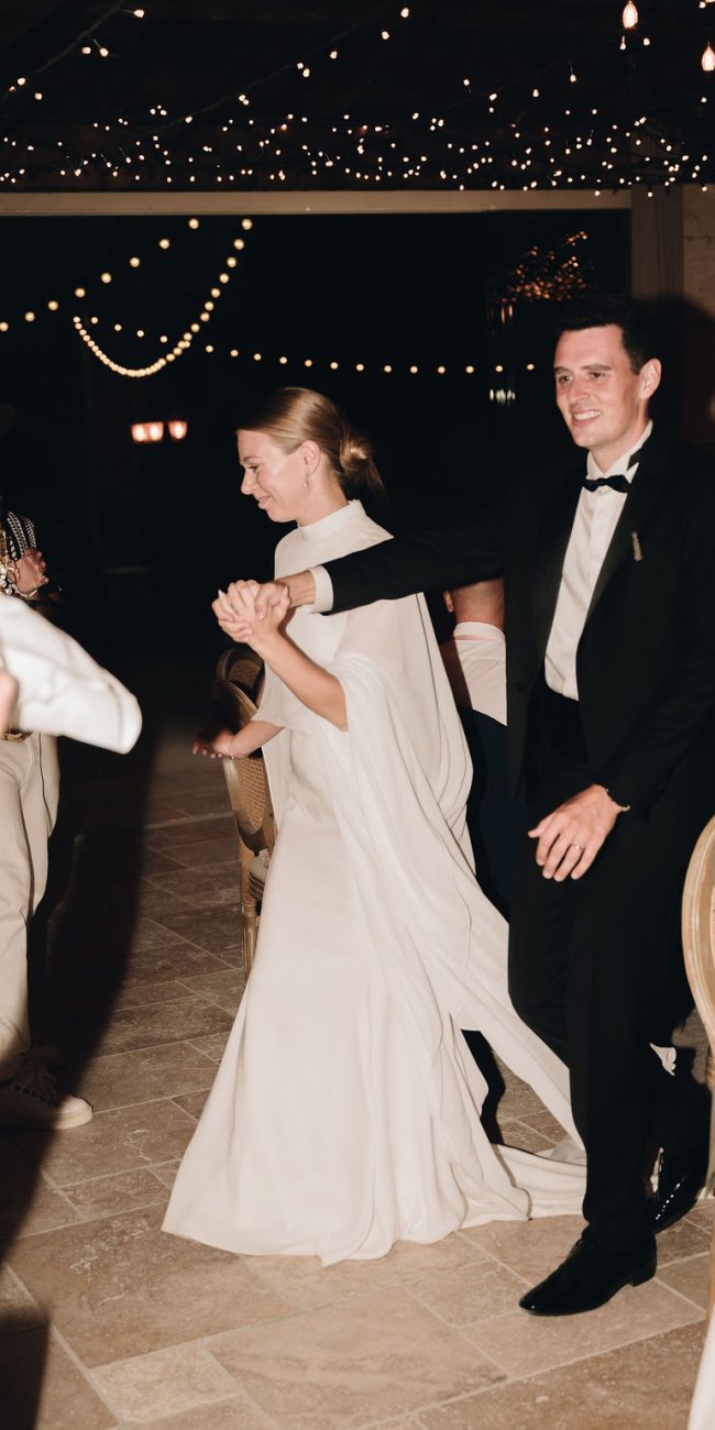 Arrivée élégante des mariée lors de la réception d’un mariage en Provence dans un lieu d'exception par AS Evénementiel