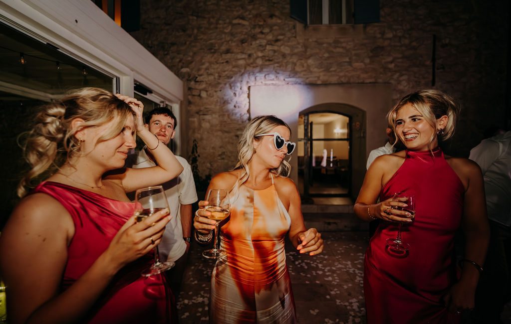 Ambiance festive sur le dancefloor avec les mariés, lors d’un mariage en Provence par AS Evénementiel