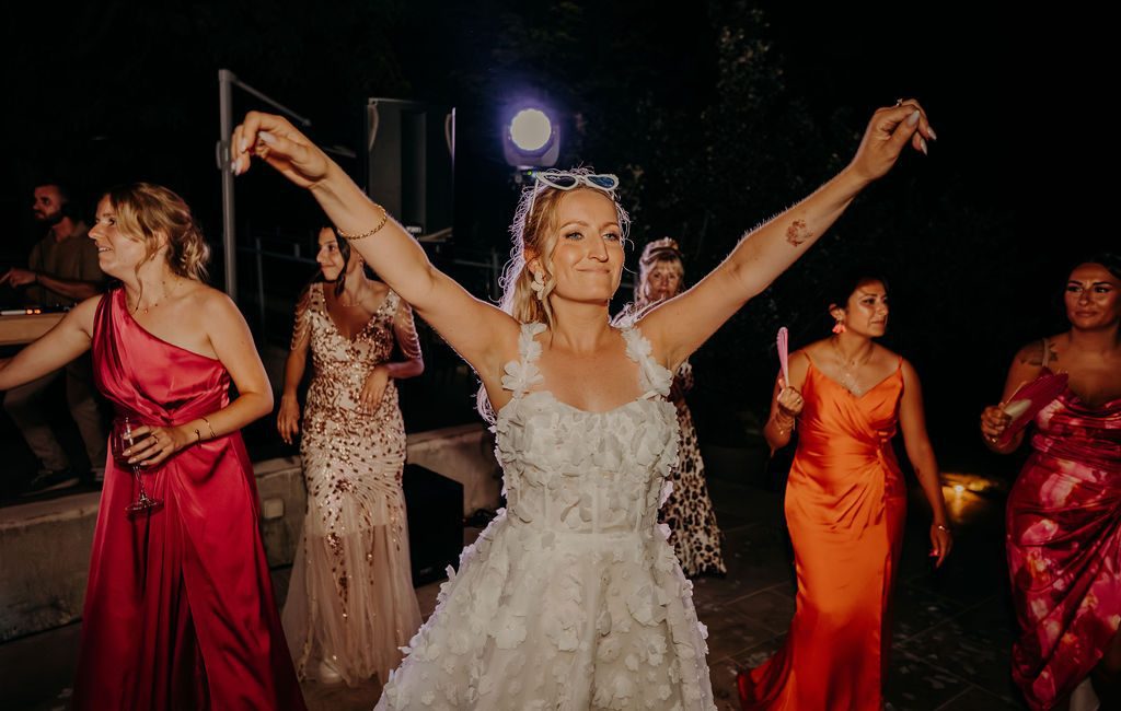 Ambiance festive sur le dancefloor avec les mariés, lors d’un mariage en Provence par AS Evénementiel