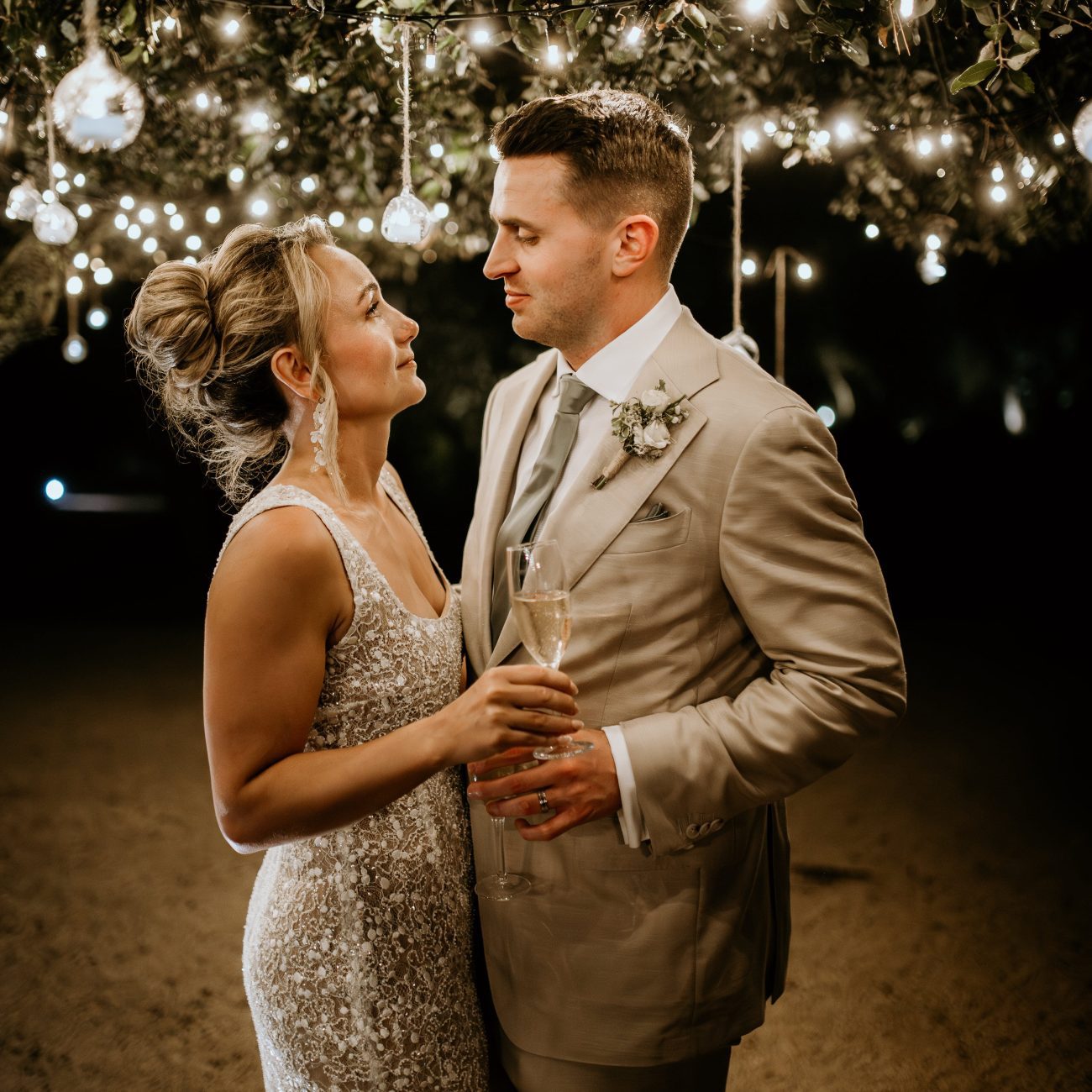 Séance photo couple lors d'un mariage en Provence au Mas de la Rose à Orgon, lieu de charme et d'exception