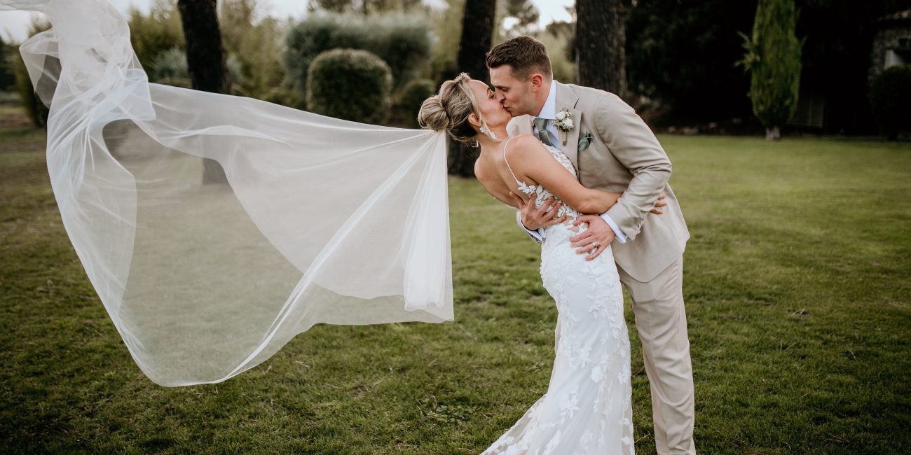 Séance photo couple lors d'un mariage en Provence au Mas de la Rose à Orgon, lieu de charme et d'exception