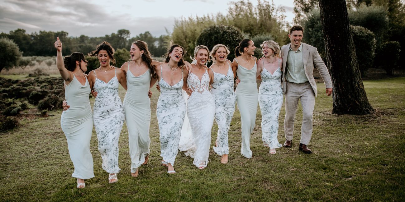 La mariée, accompagnée de ses témoins et demoiselles d'honneur