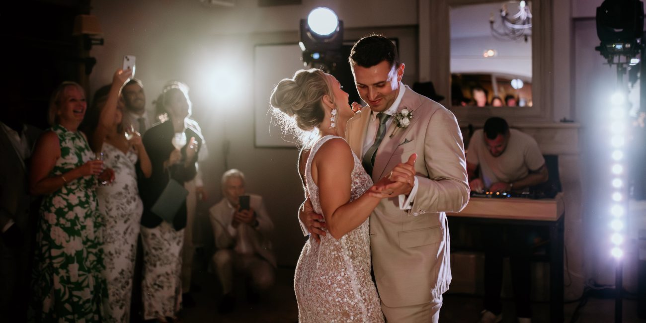 Ambiance festive des mariés sur le dancefloor pour la première danse, lors d’un mariage international en Provence par AS Evénementiel.